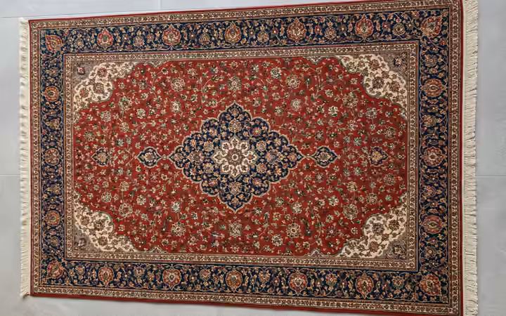 Täbris-Teppich aus Wolle mit dunkelblauem Medaillon auf rotem Fond
